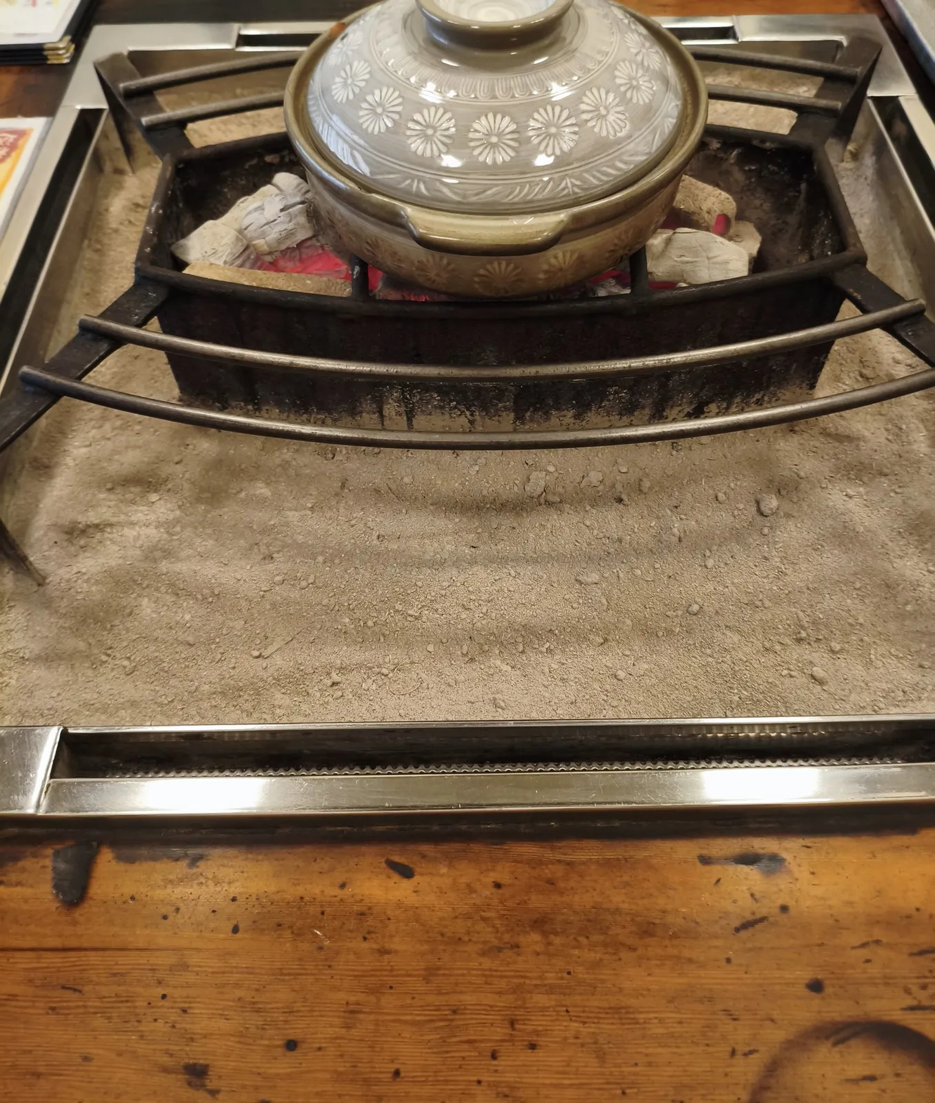 炭火の炉端に置かれた豆乳鍋